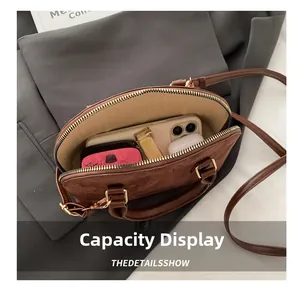 Bruine suède Boston tas met binnenruimte voor mobiele telefoon, lippenstift en make-up