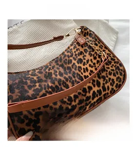 Dettaglio della borsa a mezzaluna con stampa leopardata e catena dorata in pelle
