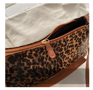Dettaglio della borsa baguette leopardata con cerniera in metallo dorato scorrevole