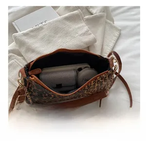 Vista interna della borsa baguette leopardata con spazio per telefono, portafoglio e trucchi