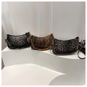 Dettaglio borse a mezzaluna leopardate in marrone e grigio con catena metallica decorativa