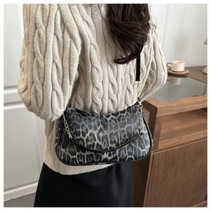 Borsa a mezzaluna leopardata con tracolla in pelle e dettaglio decorativo a catena dorata
