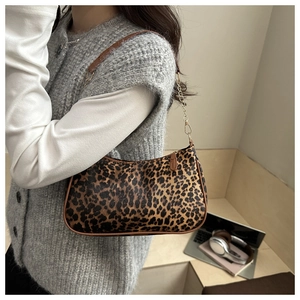 Dettaglio della borsa hobo leopardata con finiture in pelle marrone e catena dorata