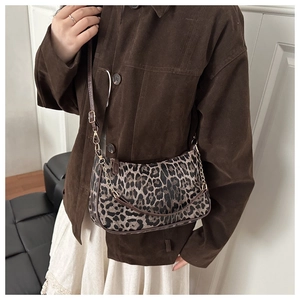 Borsa sottobraccio leopardata con tracolla in pelle e catena in metallo su modella