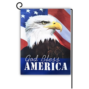 Dettaglio della bandiera da giardino con aquila patriottica, testo God Bless America e asta