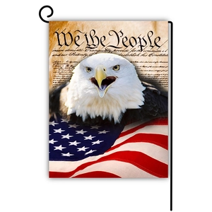 Dettaglio bandiera da giardino patriottica 'We the People' con aquila calva e Costituzione USA