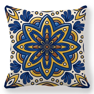 Dettaglio ravvicinato di motivi geometrici mandala blu e gialli sul cuscino