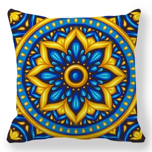 Dettaglio del motivo mandala geometrico sulla federa morbida in blu e arancione