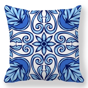 Fodera per cuscino boho con motivi geometrici blu e bianchi in velluto pesca