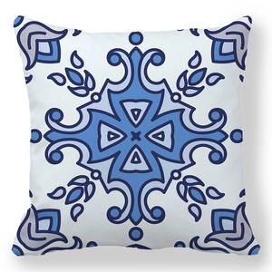 Fodera per cuscino quadrata boho con motivi mandala blu e bianchi geometrici