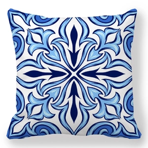 Federa quadrata boho con motivo a piastrelle blu e bianche in morbido tessuto pelle di pesca