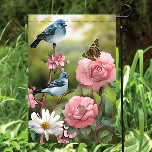 Gartenfahne mit blauen Vögeln und rosa Rosen am Metallständer für die Außendekoration