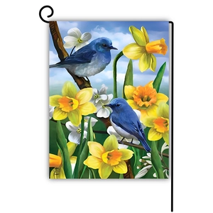 Detailaufnahme der Gartenflagge mit Vogel- und Blumenmotiv und hochwertigem Stoff