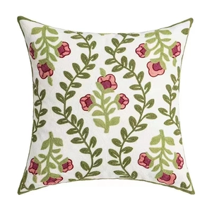 Housse de coussin blanche carrée avec broderie florale et bordure passepoilée verte