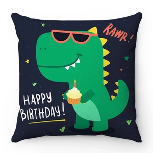 Dettaglio di un cuscino a cartone animato con testo Rawr Happy Birthday e morbido peluche