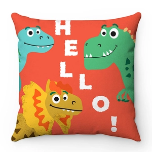 Dettaglio del tessuto della federa in peluche arancione con dinosauri colorati e scritta HELLO