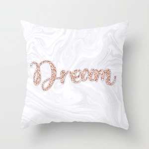 Dettaglio federa per cuscino in marmo bianco con stampa Dream glitter oro rosa