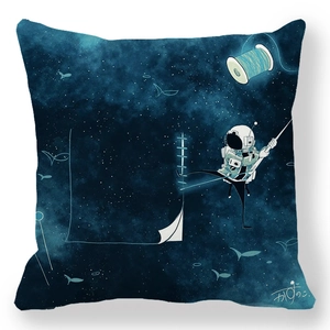 Dettaglio del ricamo astronauta su federa per cuscino in tessuto pelle di pesca blu