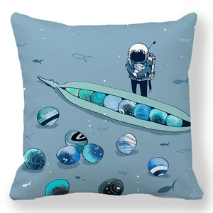 Dettaglio della stampa astronauta su federa quadrata in pelle di pesca per divano