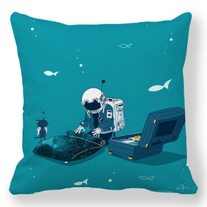 Dettaglio del tessuto pelle di pesca con stampa di astronauta e gatto su fodera cuscino