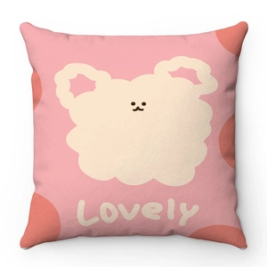 Dettaglio della federa rosa in morbido peluche con orsetto carino e scritta Lovely
