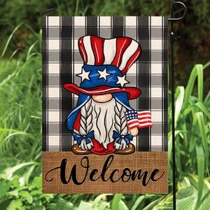 Bandiera da giardino Welcome con gnomo patriottico, stelle e strisce su fondo a quadri