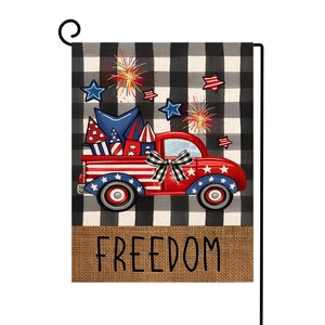 Dettaglio bandiera da giardino USA Independence Day con camion rosso e testo Freedom