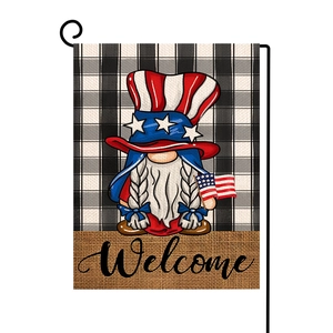 Bandiera da giardino con gnomo patriottico e scritta Welcome su tessuto a quadri bianchi