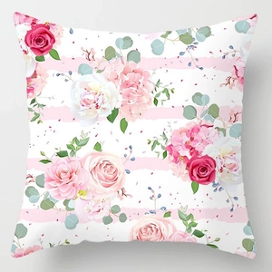 Dettaglio della federa in morbido peluche con motivi di rose rosa e ortensie lilla