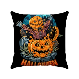 Detalle de funda de cojín de Halloween con espantapájaros calabaza y lápida con RIP