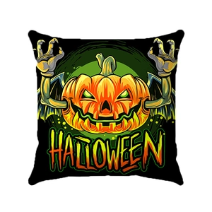 Detalle de la funda de cojín de Halloween con monstruo de calabaza y alas de murciélago