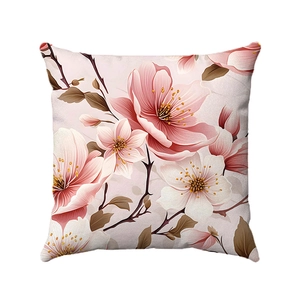 Dettaglio della federa floreale con fiori rosa e finiture di cucitura di qualità