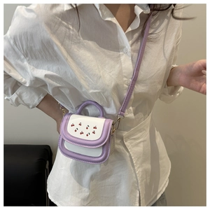 Détail du mini sac carré lavande et blanc avec motif cerise et bandoulière
