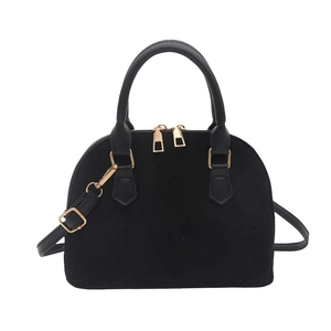 Minimalistische zwarte suède handtas met gouden hardware en hengsel voor dames