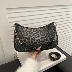 Borsa a mezzaluna chic leopardata con manico in pelle e catena in metallo dorato