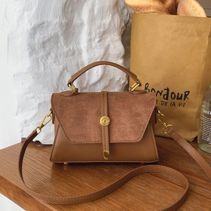 Borsa a tracolla marrone in pelle opaca con fibbia dorata e tracolla regolabile