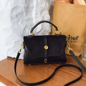 Borsa a tracolla retrò nera opaca con fibbia dorata su elegante sfondo strutturato