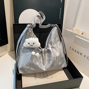 Sac Hobo pour Femmes en Cuir PU Plissé Grande Capacité Sac sous le Bras Avec Pendentif Nuage en Peluche Sac à Main Décontracté