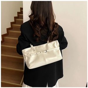 Sac cabas chic en cuir verni beige avec boucle métallique et finition brillante à l'épaule
