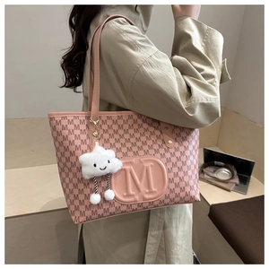 Sac fourre-tout rose avec imprimé de lettres M et breloque nuage blanc sur la bandoulière