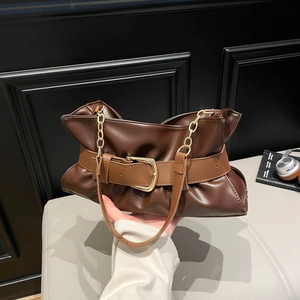 Borsa tote in pelle marrone scuro a pieghe con fibbia dorata e tracolla a catena in metallo