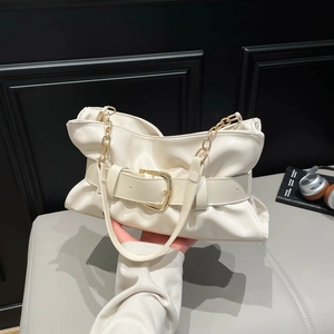 Borsa tote bianca plissettata minimalista con fibbia a cintura e catena dorata