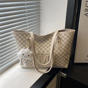 Large Capacity Tote Bag For Women Vintage Letter Print PU Leather Shoulder Bag With Cloud Pendant Fashion Commuting Handbag