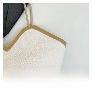 Dettaglio della pelle intrecciata bianca e cuciture marroni della borsa tote grande