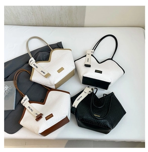 Vista dettagliata di quattro borse tote in pelle intrecciata in vari colori su bianco