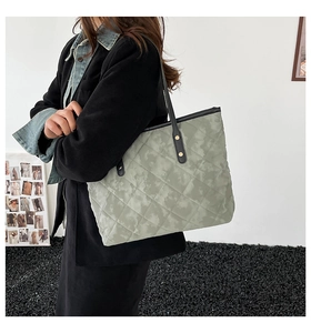 Détail du grand sac cabas matelassé avec imprimé marbré vert et anses noires larges