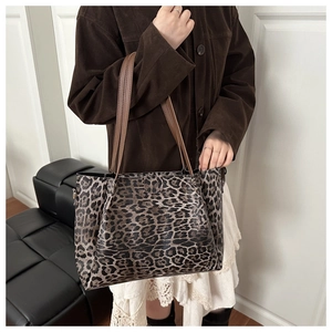Detail of trendy leopard print tote bag with double leather straps and large capacity