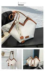 Dettaglio borsa tote vintage con trama a coccodrillo marrone e ampia tracolla in tela