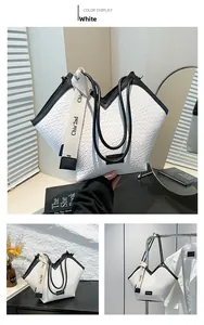 Dettaglio borsa tote in pelle bianca con trama intrecciata e ampia tracolla logo