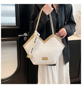 Dettaglio della borsa tote vintage con trama intrecciata e design a V unico